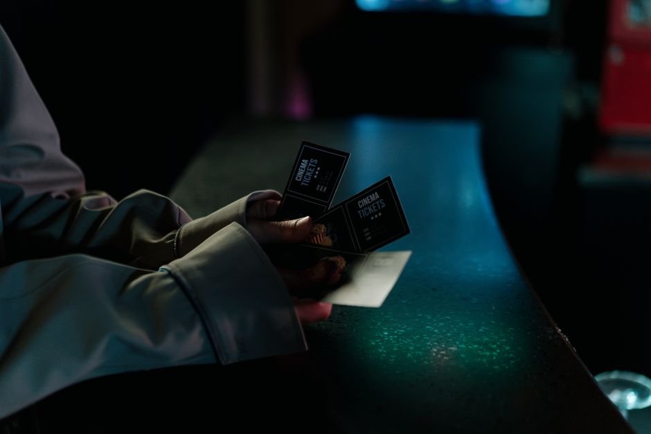 Movie ticket stubs and popcorn beside a small clock evoking the best movies under 90 minutes